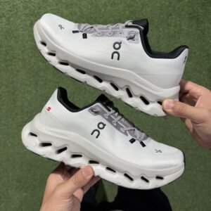 On Cloudtilt soft and comfortable low-top running shoes